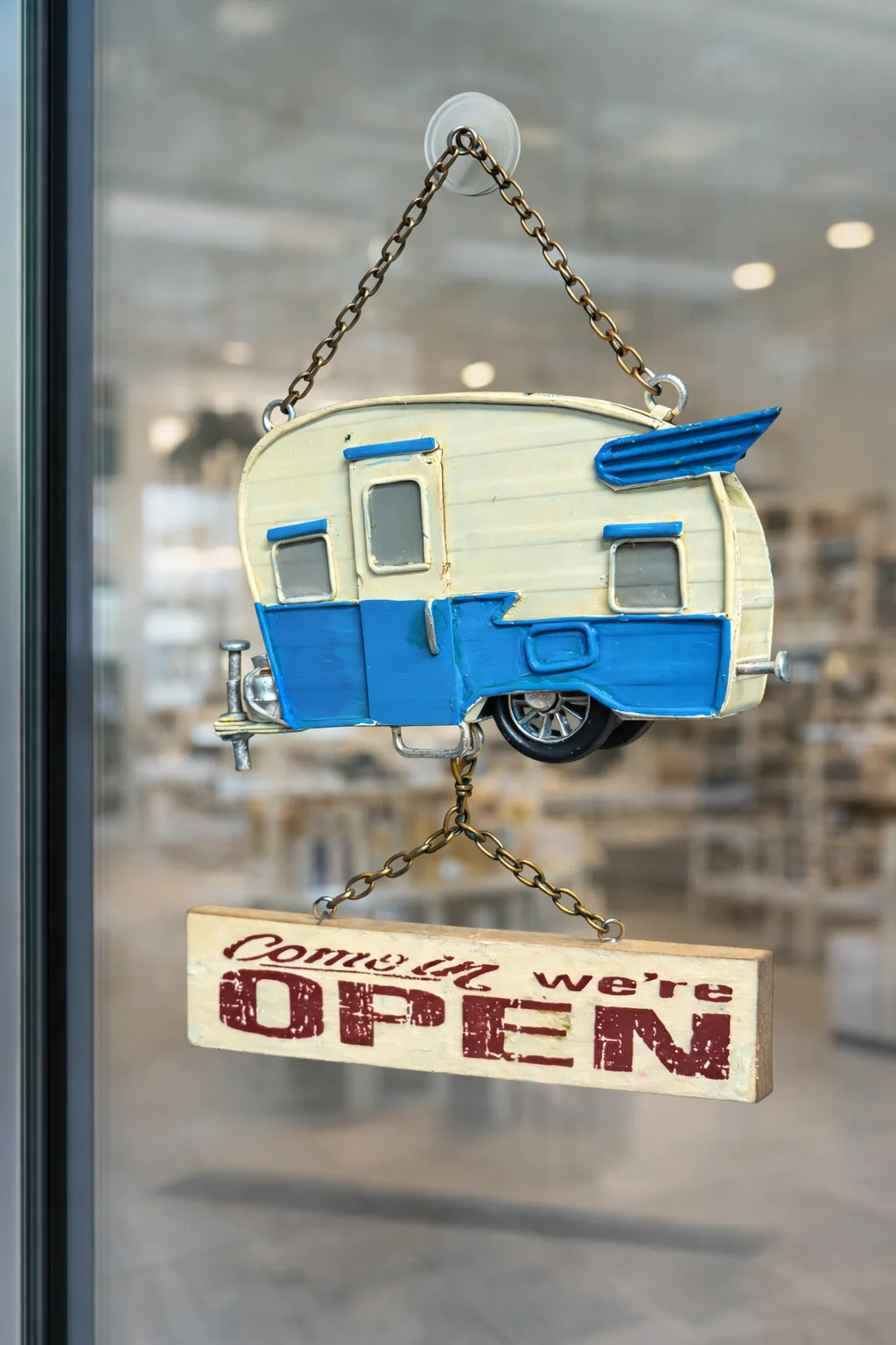 Dekoratif Metal Karavan Kapı Yazısı – Vintage Karavan Temalı Kapı Süsü ve Duvar Dekoru