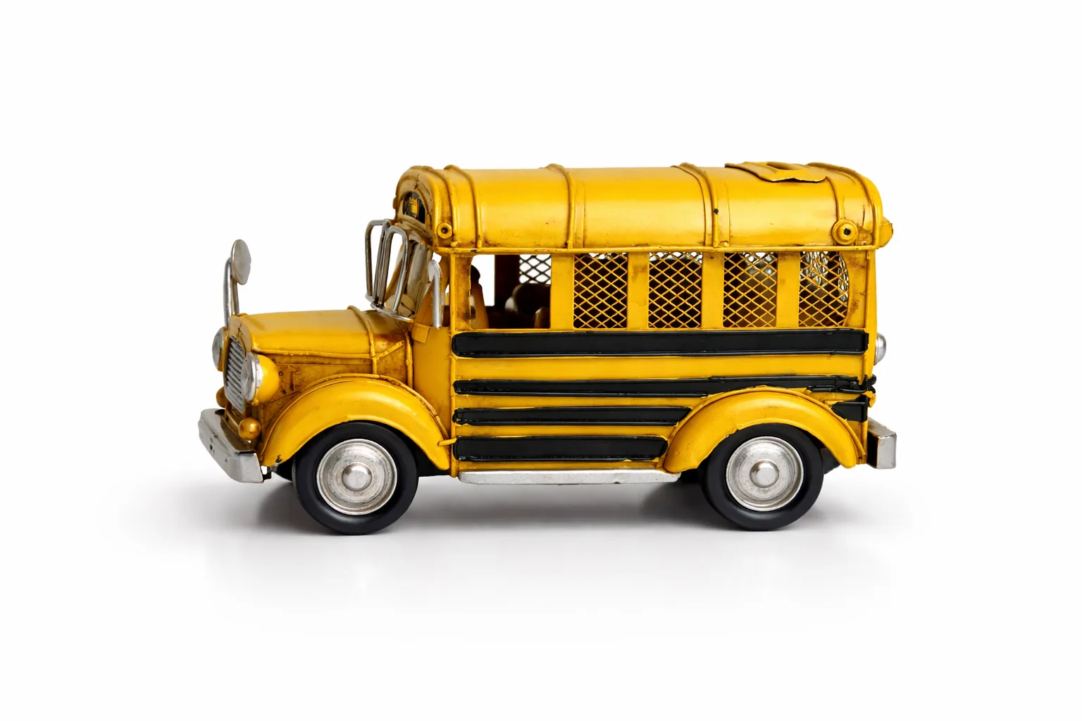 Dekoratif Metal Okul Otobüsü – Nostaljik Retro Tasarım Masa Üstü Biblo